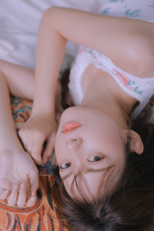 男生女生向前冲女生走光
